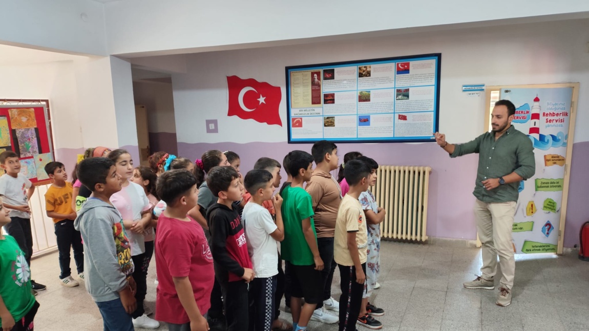 Rehberlik servisimiz bu sene okulumuzda ilk yılı olan       5. sınıflara oryantasyon çalışması yaptı.